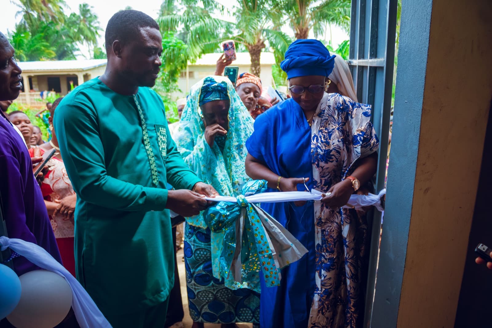Coupure du ruban lors de l'inauguration de la Clinique ASET